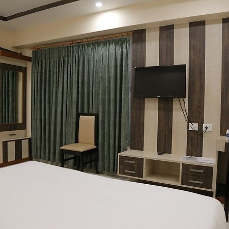 Hotel D' Sapphire Guwahati Exterior foto