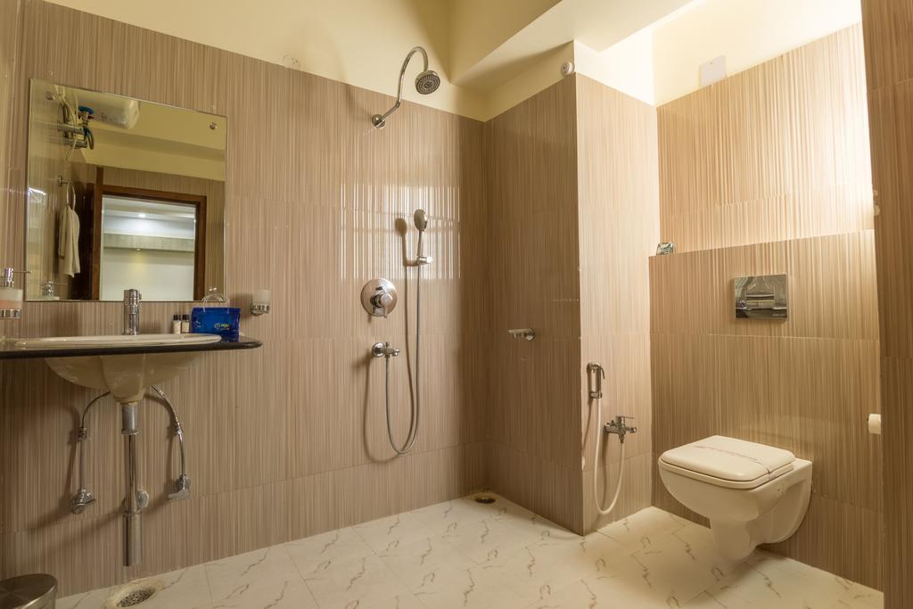 Hotel D' Sapphire Guwahati Exterior foto